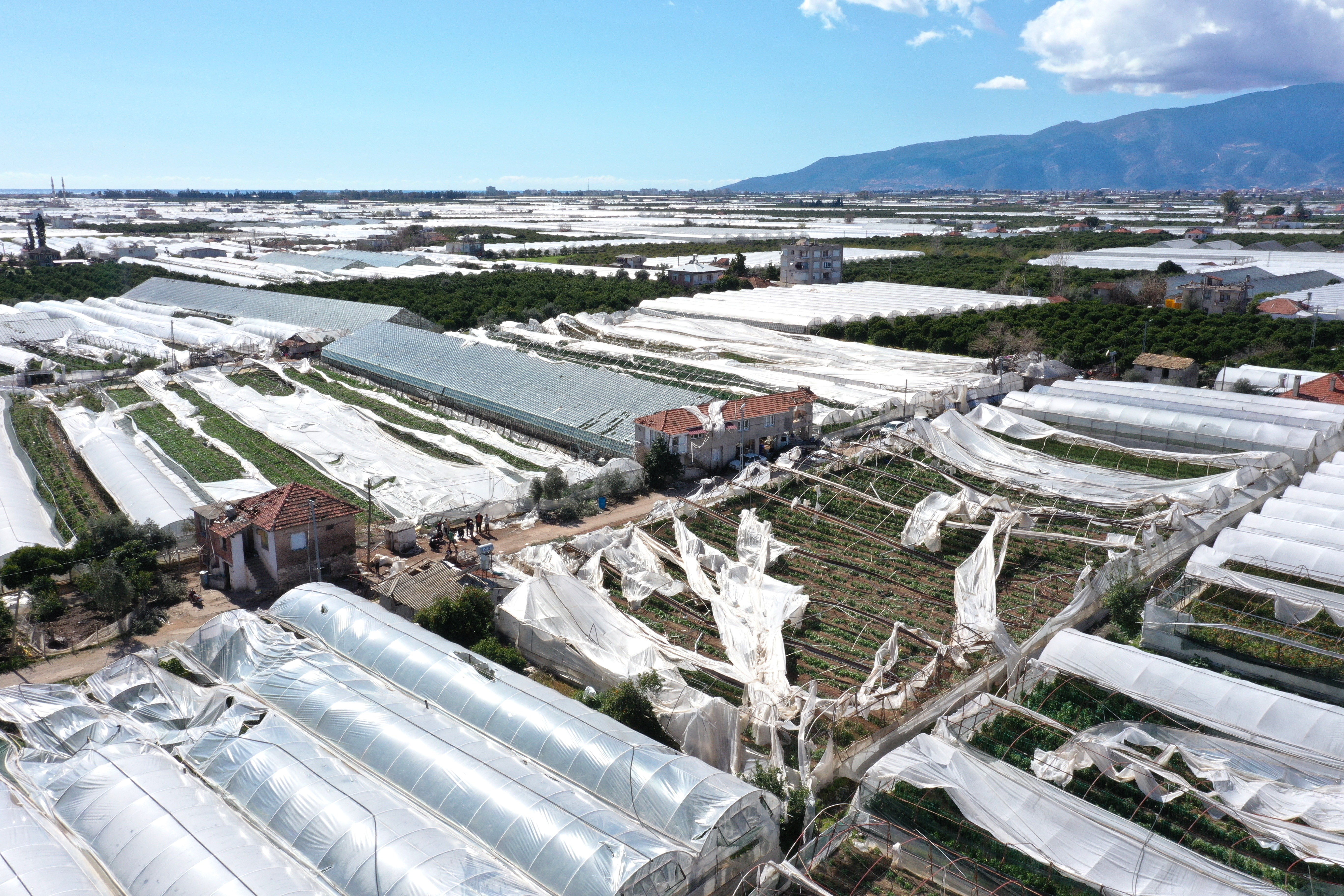Antalya ile Adana’da Sağanak ve Hortum Felaketi: 6 Yaralı 3 AA 20240306 33903472 33903469 HORTUMUN ZARAR VERDIGI KUMLUCA VE DEMREDE HASAR TESPIT CALISMASI YAPILIYOR