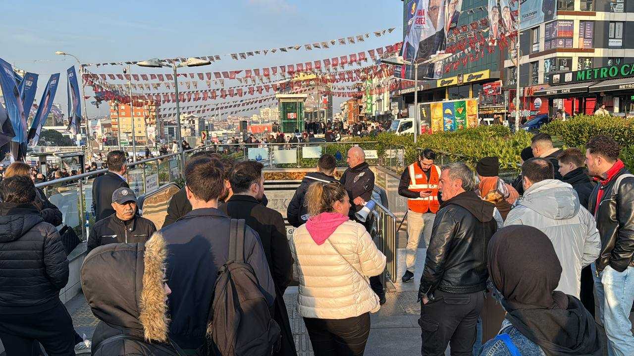 Üsküdar-Çekmeköy Metro Hattında Teknik Arıza Seferleri Aksattı 4 AA 20240307 33909435 33909433 USKUDARCEKMEKOY METROSUNDA TEKNIK ARIZA NEDENIYLE SEFERLER YAPILAMIYOR