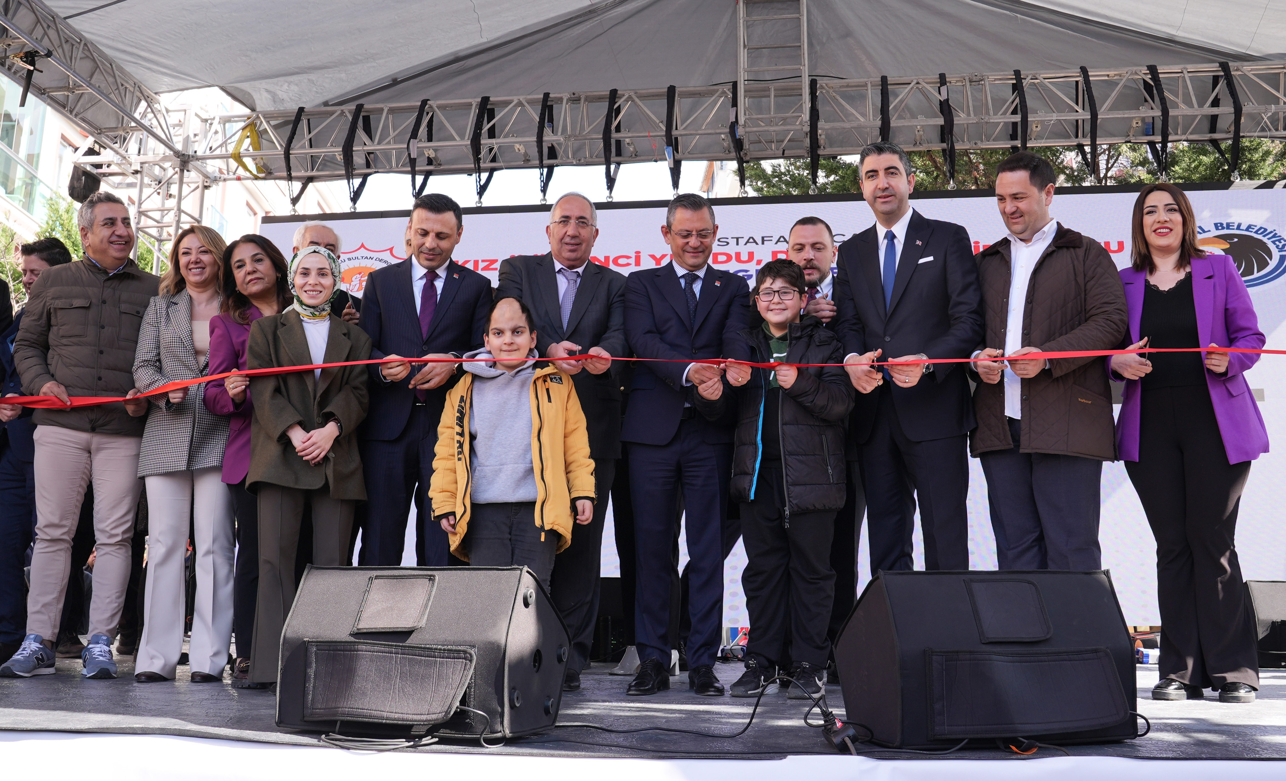 Özgür Özel: "İstanbul'da Belediye Sayımızı İkiye Katlayacağız" 2 AA 20240310 33947601 33947599 CHP GENEL BASKANI OZEL KARTALDA TOPLU ACILIS TORENINDE KONUSTU