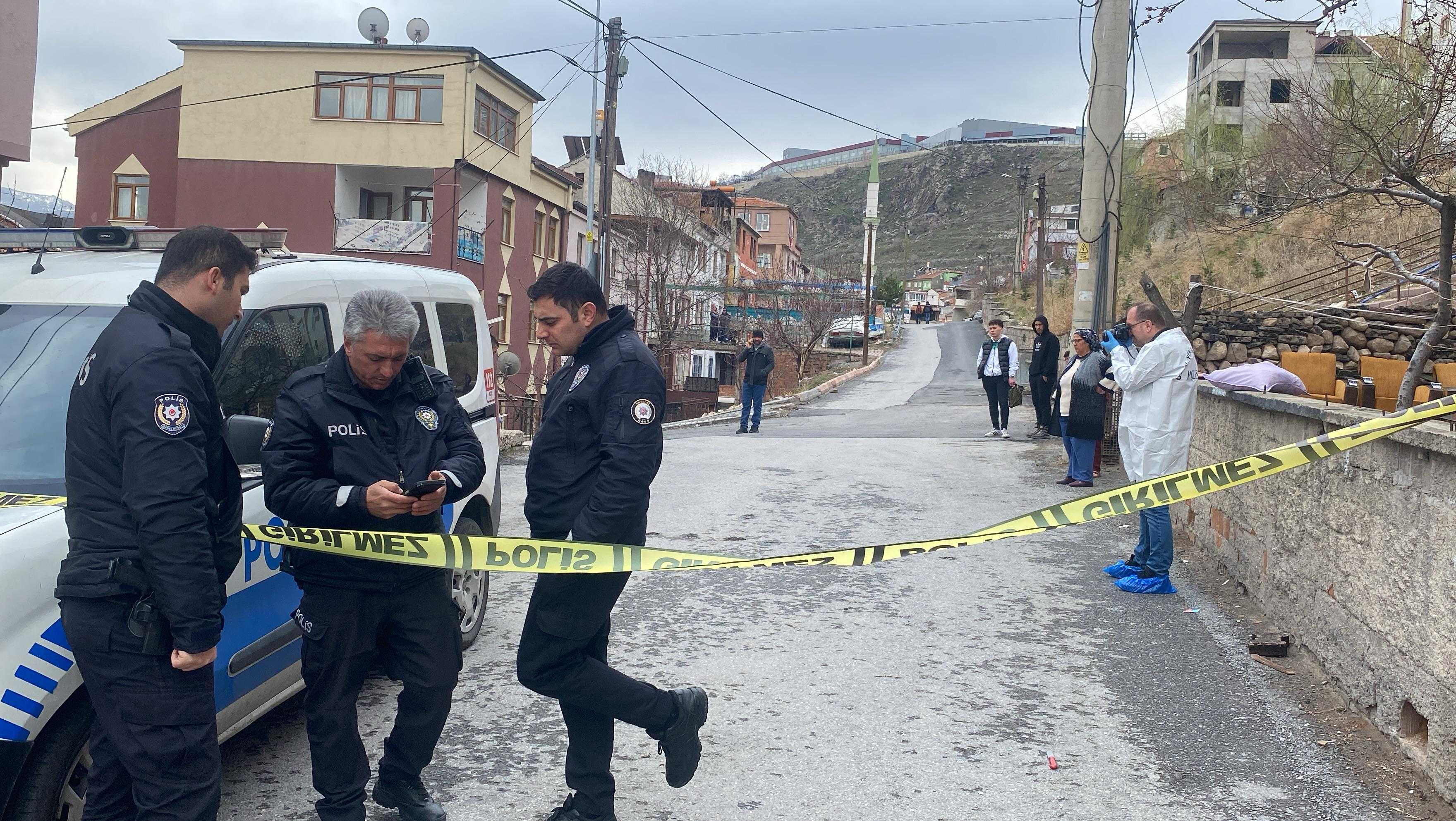 Kayseri Melikgazi'de Alacak Verecek Kavgası: 2 Yaralı 1 AA 20240314 33986926 33986924 KAYSERIDE BICAKLI KAVGADA 2 KISI YARALANDI