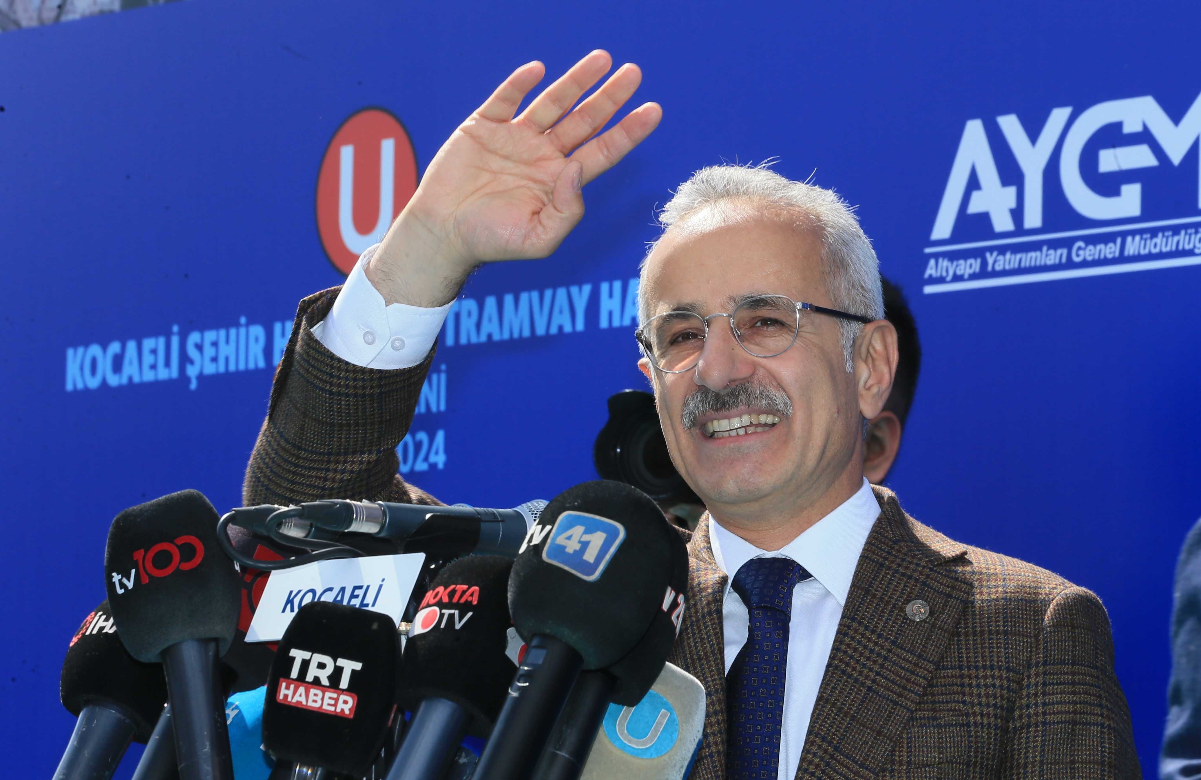 İstanbul'un Yeni Metro Hattı Açılıyor: Arnavutköy-İstanbul Havalimanı Hizmete Giriyor 3 AA 20240317 34014694 34014688 BAKAN URALOGLU KOCAELI SEHIR HASTANESI TRAMVAYININ ILK SEFERINI GERCEKLESTIRDI