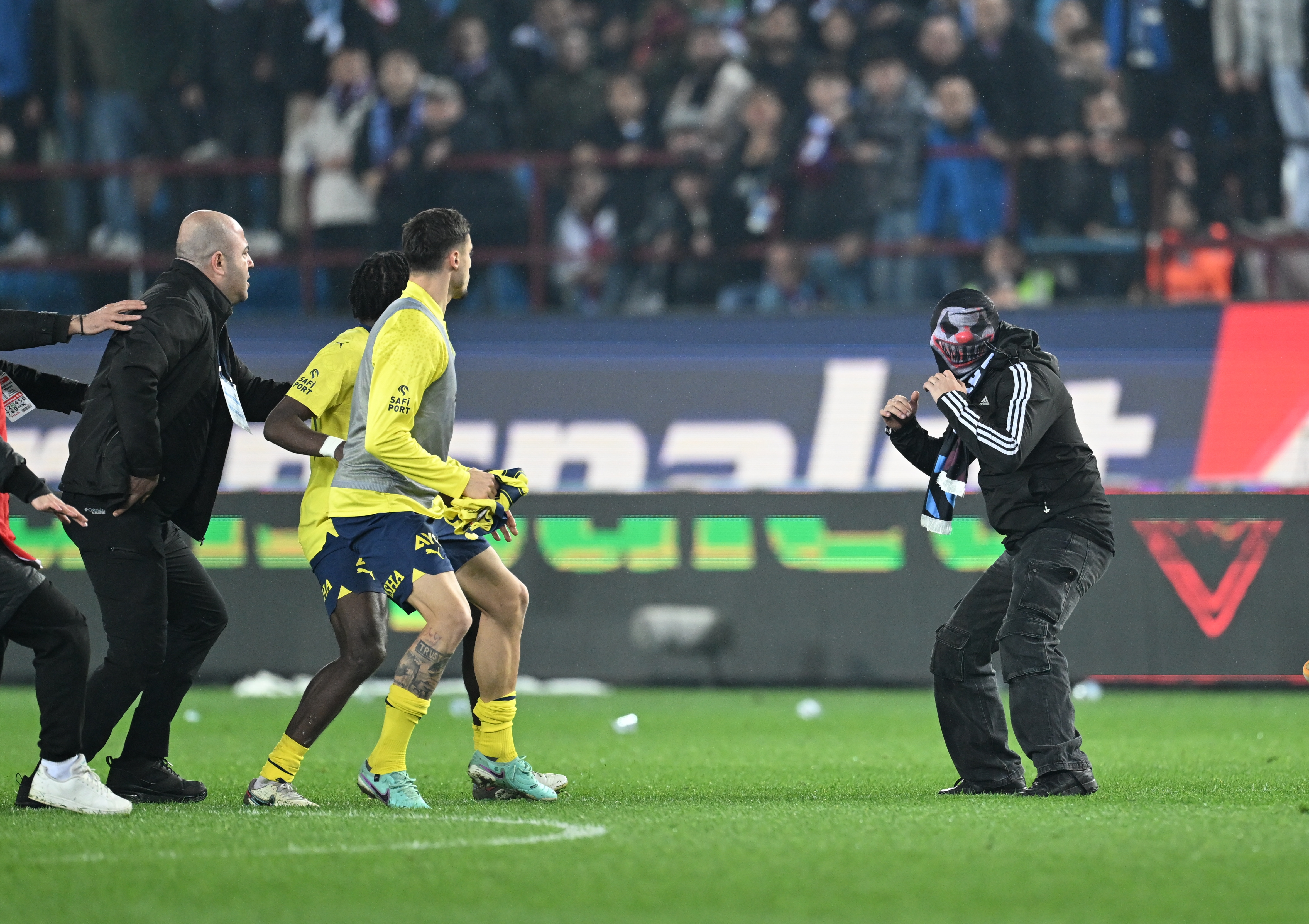Trabzon'daki Derbi Maçı Sonrası Olaylar: 12 Gözaltı 3 AA 20240317 34018985 34018976 TRABZONSPOR FENERBAHCE 1