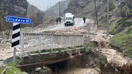 Şırnak’ta Sağanak Nedeniyle Akarsu Taştı: Uludere Yolu Ulaşıma Kapandı