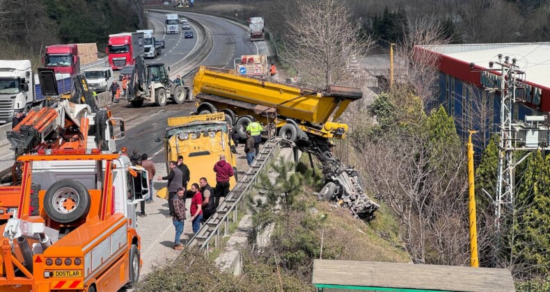 Sakarya Geyve’de Tır Kazası: Ulaşım Aksadı, Sürücü Hastanede