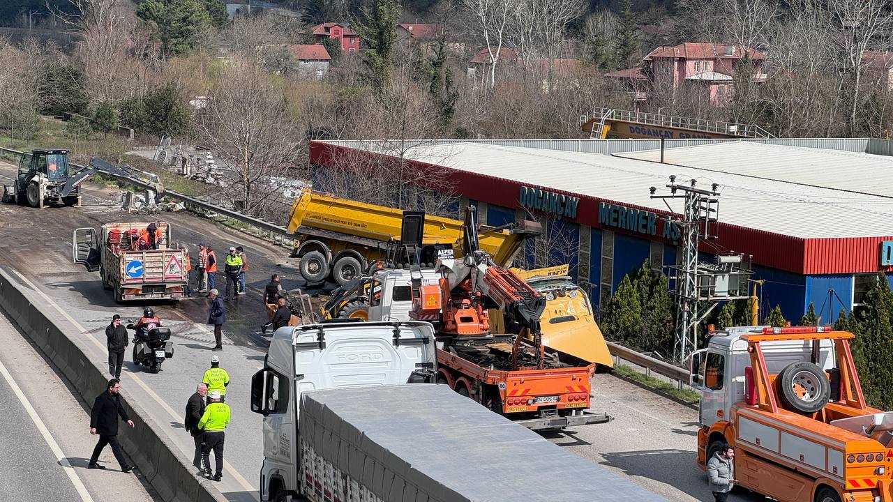 Sakarya Geyve'de Tır Kazası: Ulaşım Aksadı, Sürücü Hastanede 1 AA 20240321 34055057 34055052 SAKARYADA BARIYERE CARPAN TIR ULASIMI AKSATTI