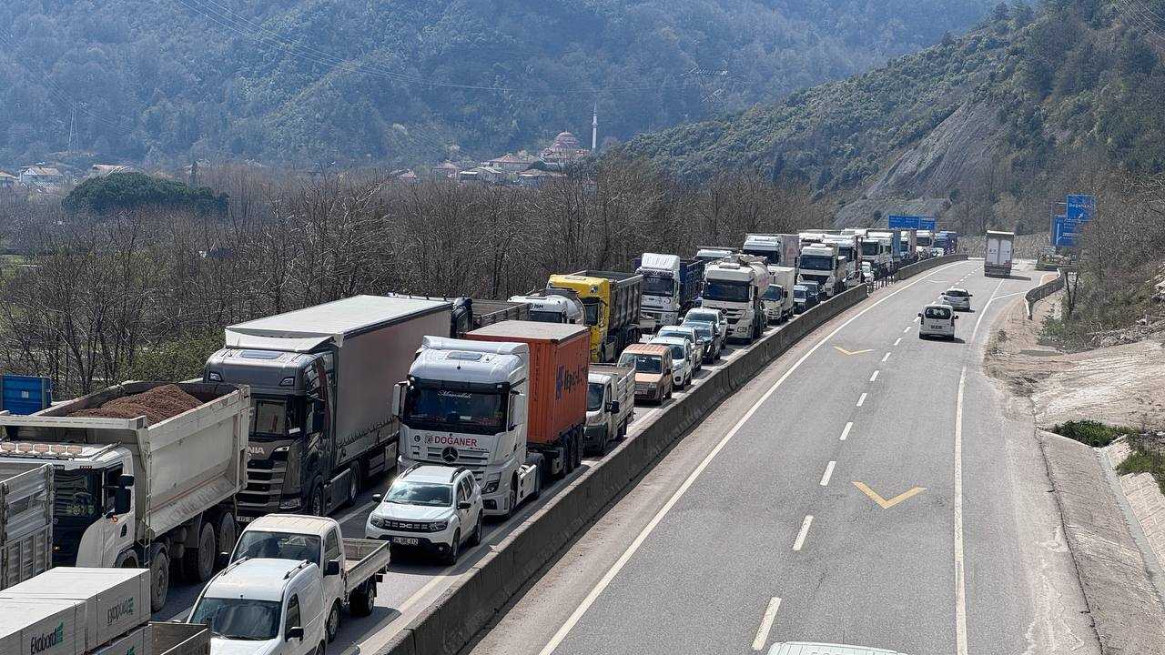 Sakarya Geyve'de Tır Kazası: Ulaşım Aksadı, Sürücü Hastanede 3 AA 20240321 34055057 34055053 SAKARYADA BARIYERE CARPAN TIR ULASIMI AKSATTI