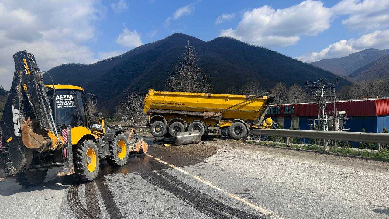 Sakarya Geyve'de Tır Kazası: Ulaşım Aksadı, Sürücü Hastanede 2 AA 20240321 34055057 34055055 SAKARYADA BARIYERE CARPAN TIR ULASIMI AKSATTI