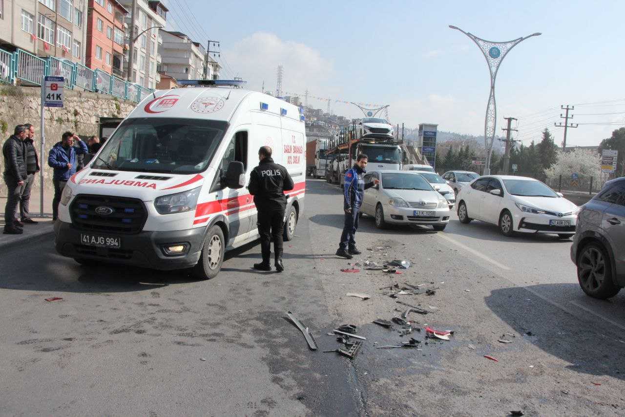 AA 20240323 34072721 34072719 KOCAELIDE 7 ARACIN KARISTIGI ZINCIRLEME TRAFIK KAZASINDA 5 KISI YARALANDI