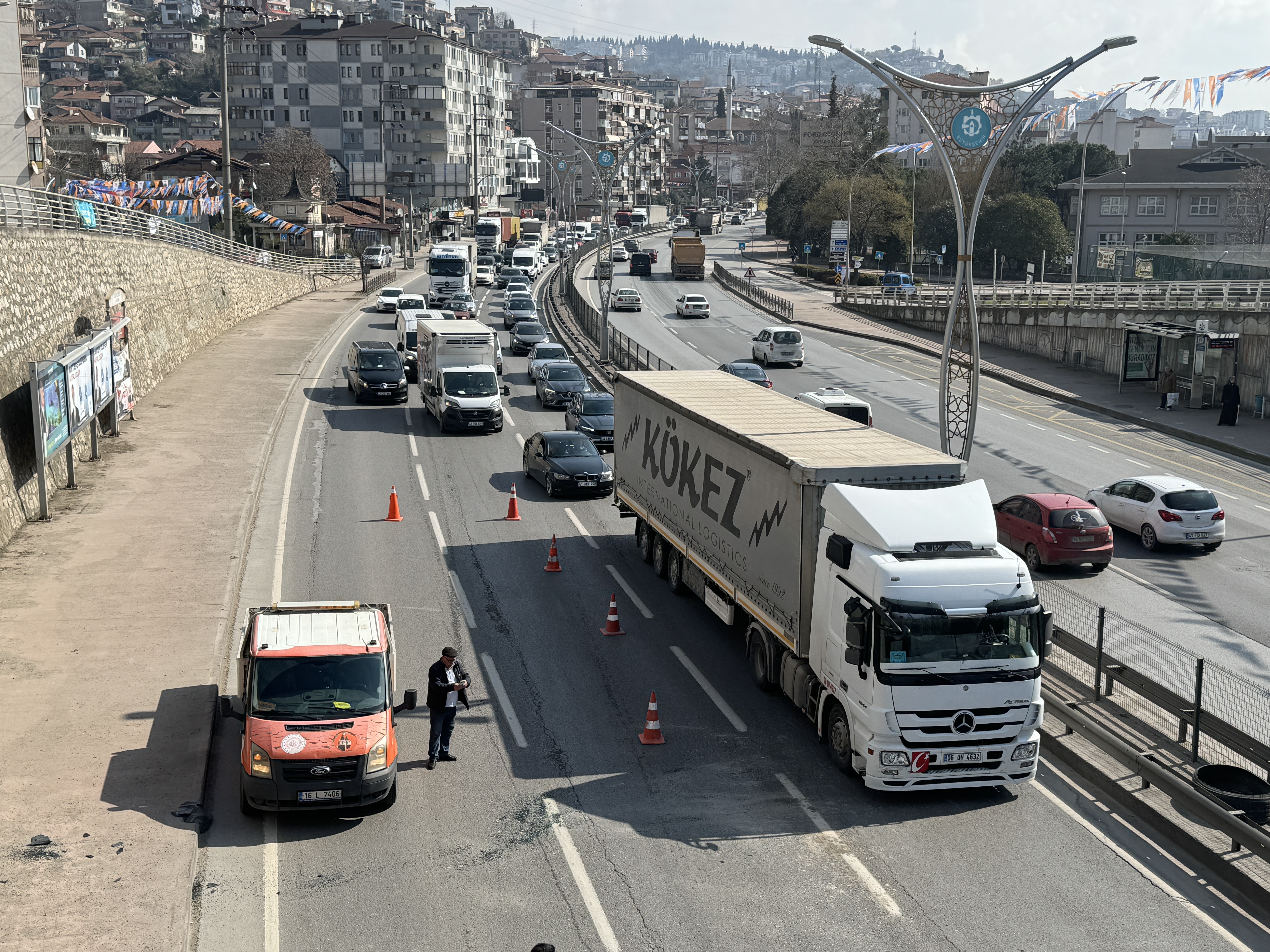 AA 20240323 34072721 34072720 KOCAELIDE 7 ARACIN KARISTIGI ZINCIRLEME TRAFIK KAZASINDA 5 KISI YARALANDI