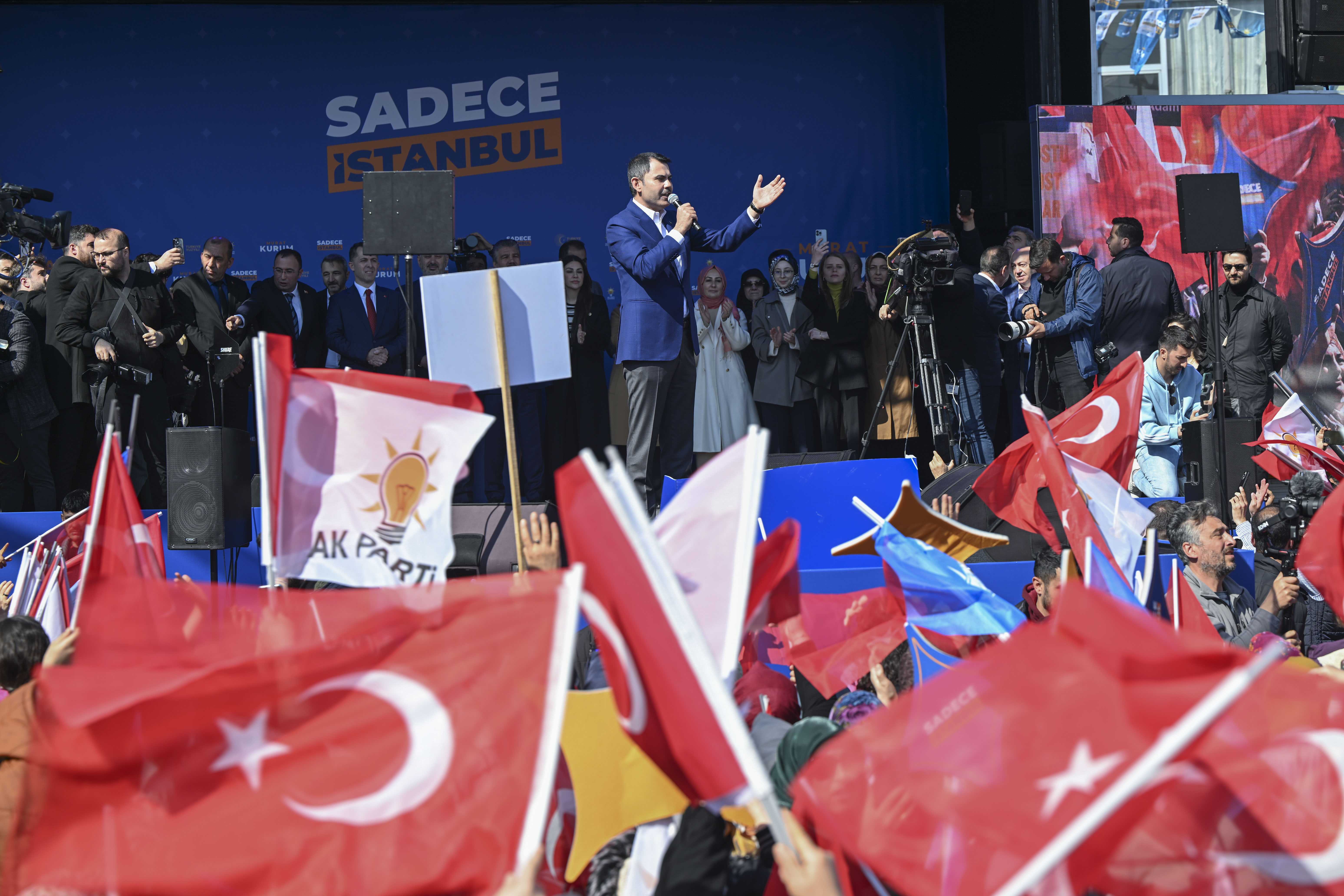 Murat Kurum'dan İBB Yönetimine Eleştiri: "İstanbul Halkı Metrobüsleri İtmek Zorunda Kaldı" 1 AA 20240323 34075962 34075959 CUMHUR ITTIFAKININ IBB BASKAN ADAYI MURAT KURUM AVCILARDA KONUSTU