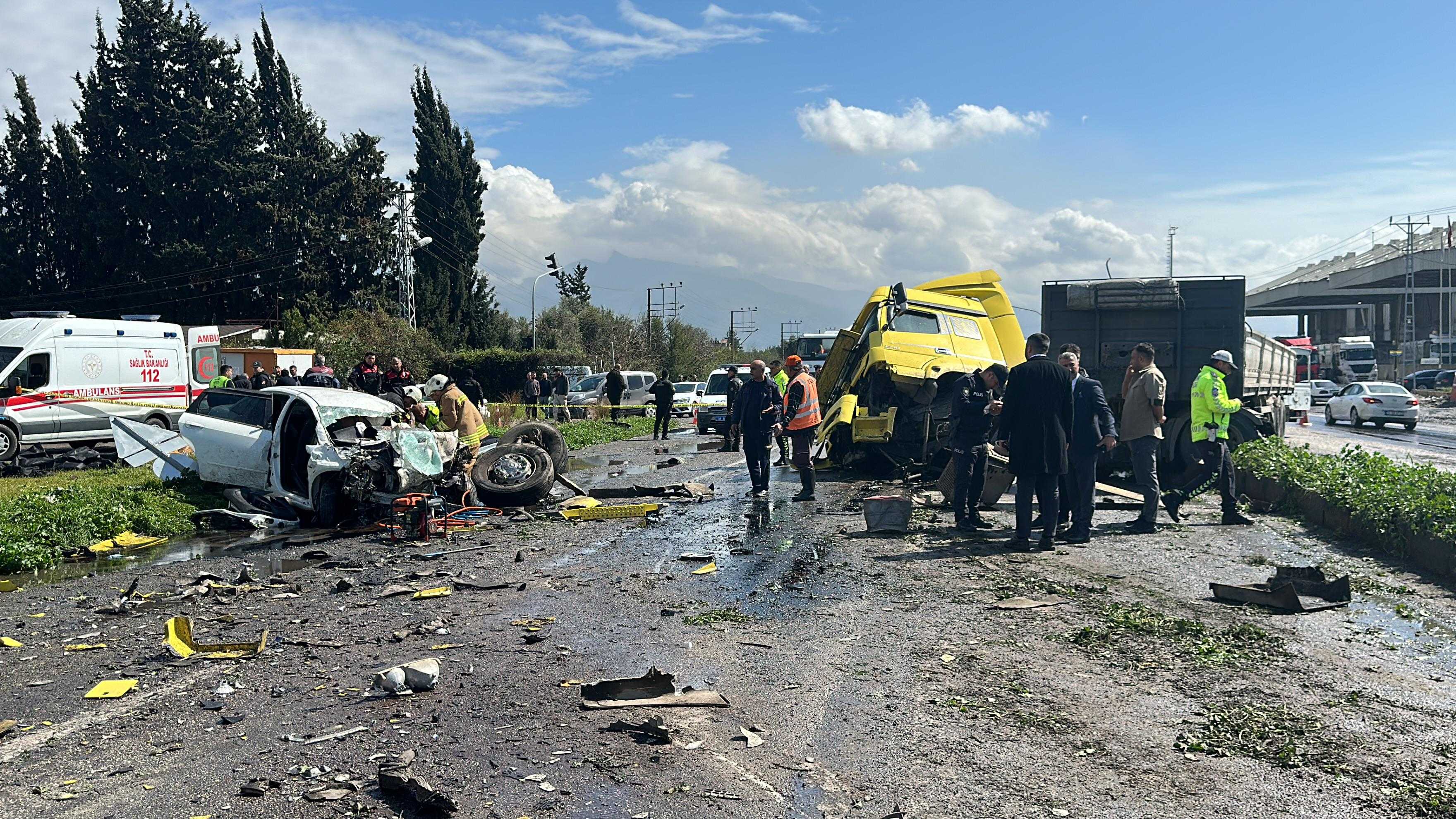 Hatay'da Katliam Gibi Kaza: Tırın Çarptığı Otomobildeki Aile Yok Oldu! 4 AA 20240326 34100163 34100155 HATAYDA KARSI SERIDE GECEN TIRIN CARPTIGI OTOMOBILDEKI 6 KISI OLDU