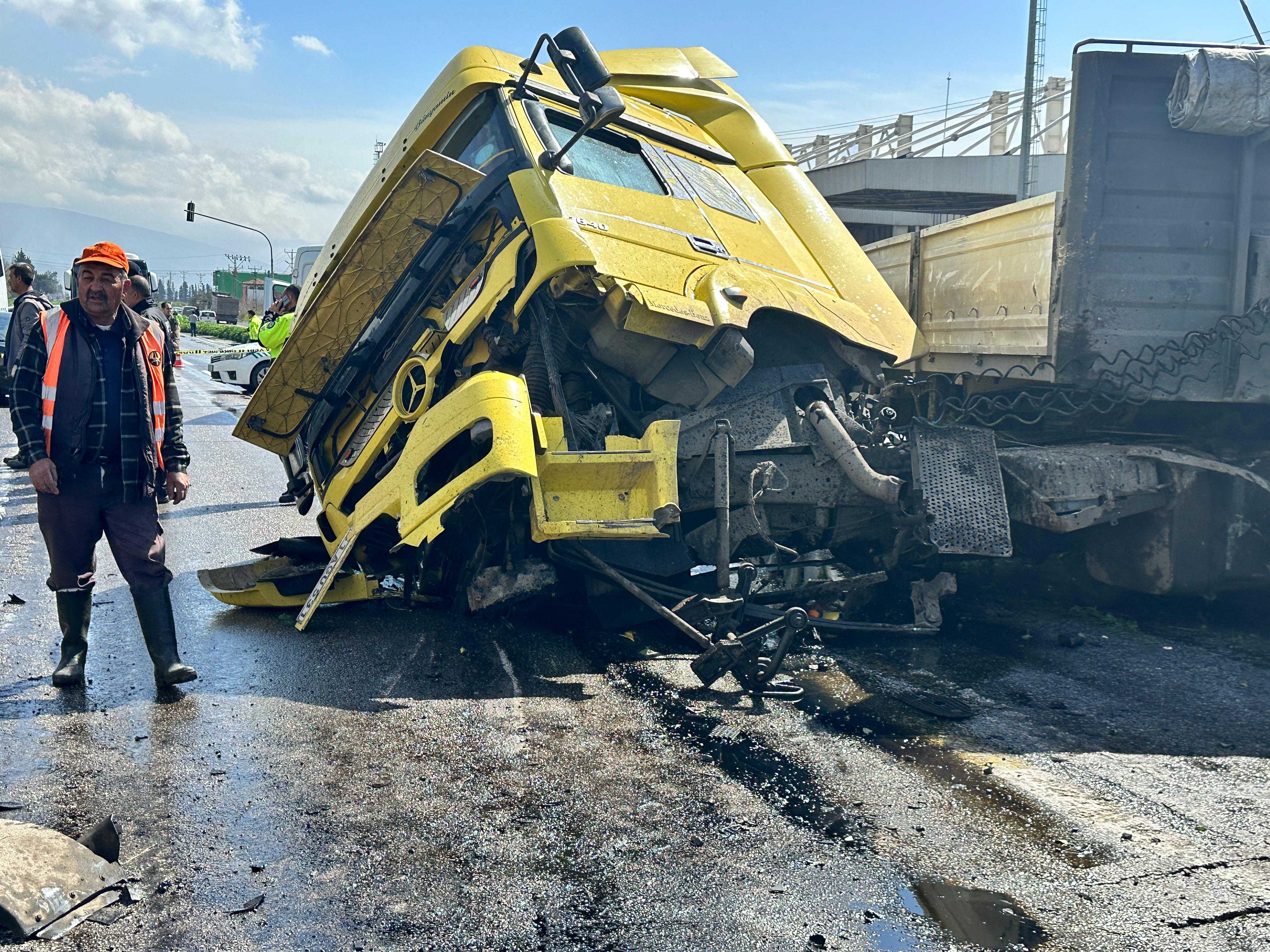 Hatay'da Katliam Gibi Kaza: Tırın Çarptığı Otomobildeki Aile Yok Oldu! 2 AA 20240326 34100163 34100158 HATAYDA KARSI SERIDE GECEN TIRIN CARPTIGI OTOMOBILDEKI 6 KISI OLDU