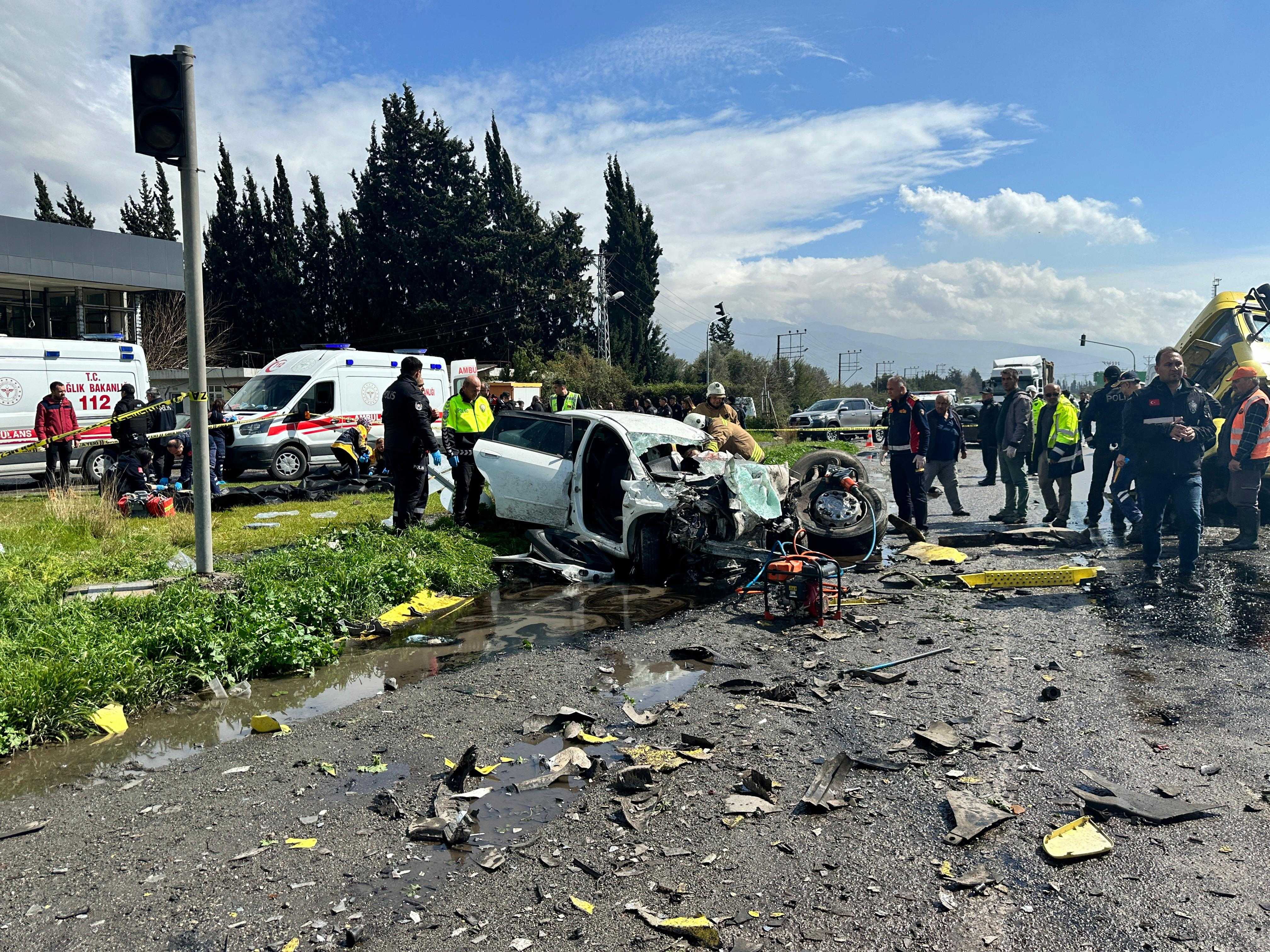 Hatay'da Katliam Gibi Kaza: Tırın Çarptığı Otomobildeki Aile Yok Oldu! 1 AA 20240326 34100163 34100159 HATAYDA KARSI SERIDE GECEN TIRIN CARPTIGI OTOMOBILDEKI 6 KISI OLDU