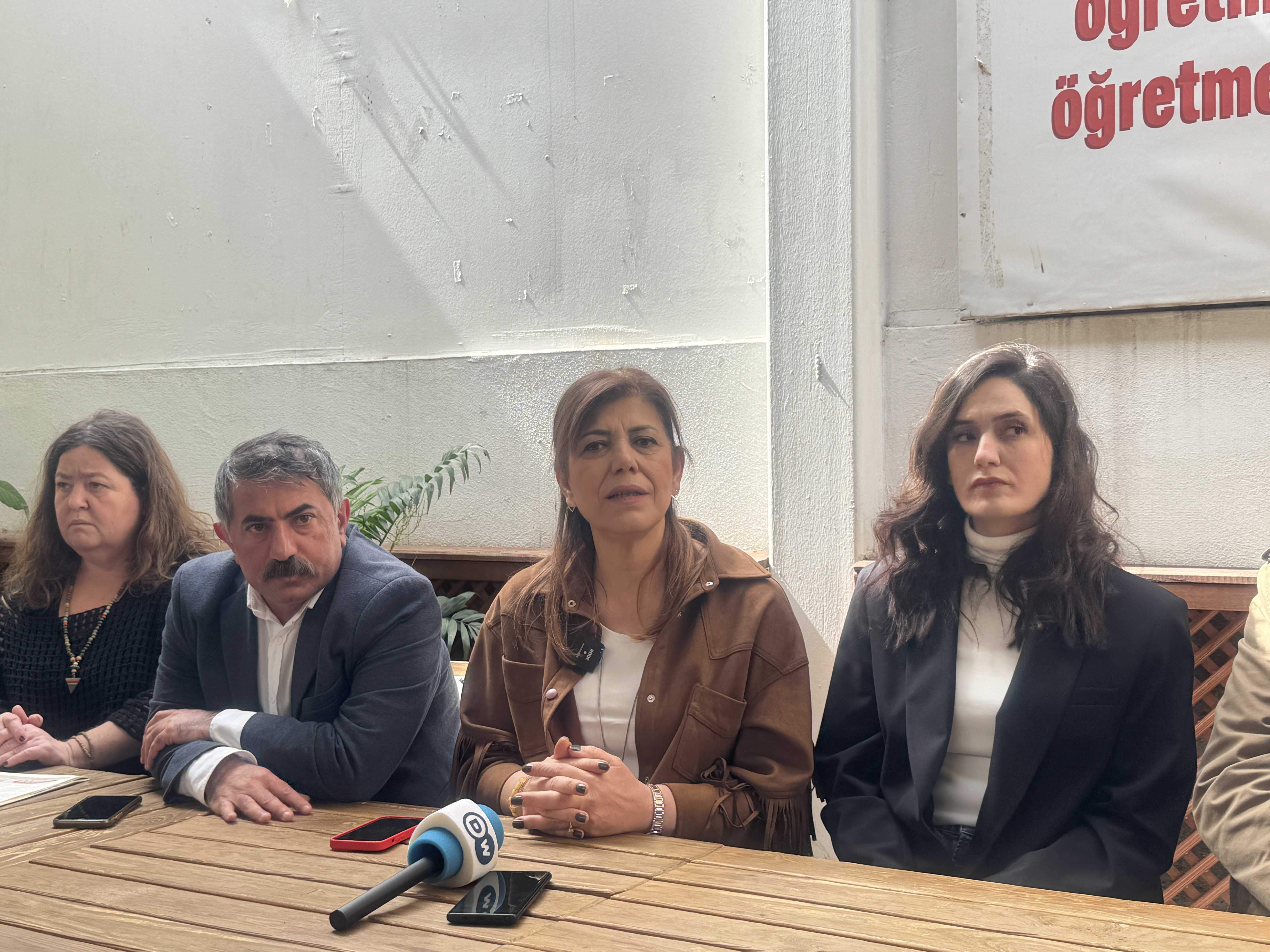 DEM Parti İBB Başkan Adayı Beştaş: "Kendimize Oy Verelim" Çağrısı 1 AA 20240326 34100405 34100404 DEM PARTI IBB BASKAN ADAYI BESTAS SECIM CALISMALARINI KADIKOYDE SURDURDU