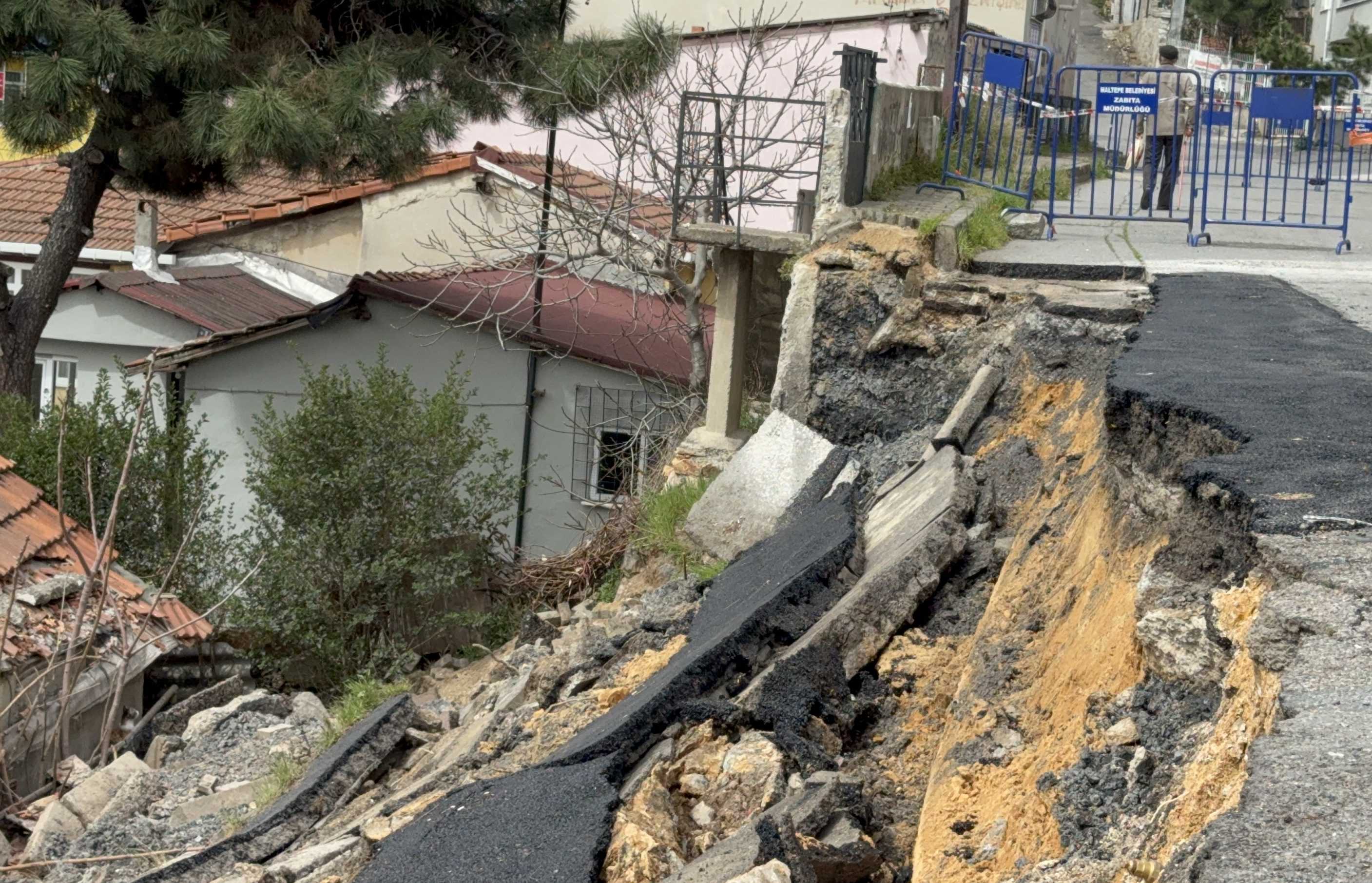 Maltepe'de Yeniden Yapılan Yol Çöktü: İki Gecekondu Zarar Gördü 1 AA 20240328 34117269 34117265 MALTEPEDE BIR SURE ONCE TADILATI YAPILAN YOL YENIDEN COKTU