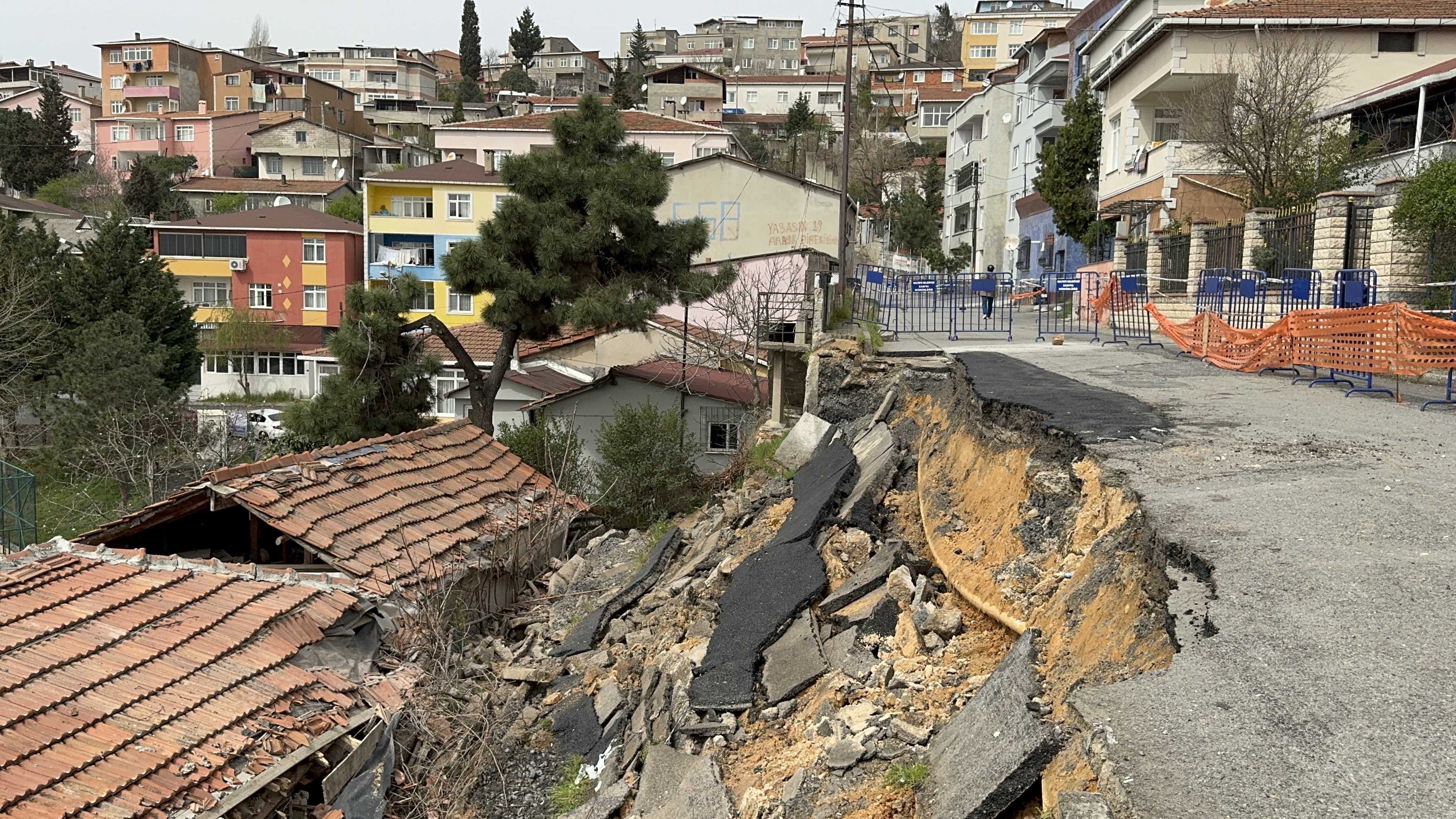 Maltepe'de Yeniden Yapılan Yol Çöktü: İki Gecekondu Zarar Gördü 3 AA 20240328 34117269 34117266 MALTEPEDE BIR SURE ONCE TADILATI YAPILAN YOL YENIDEN COKTU