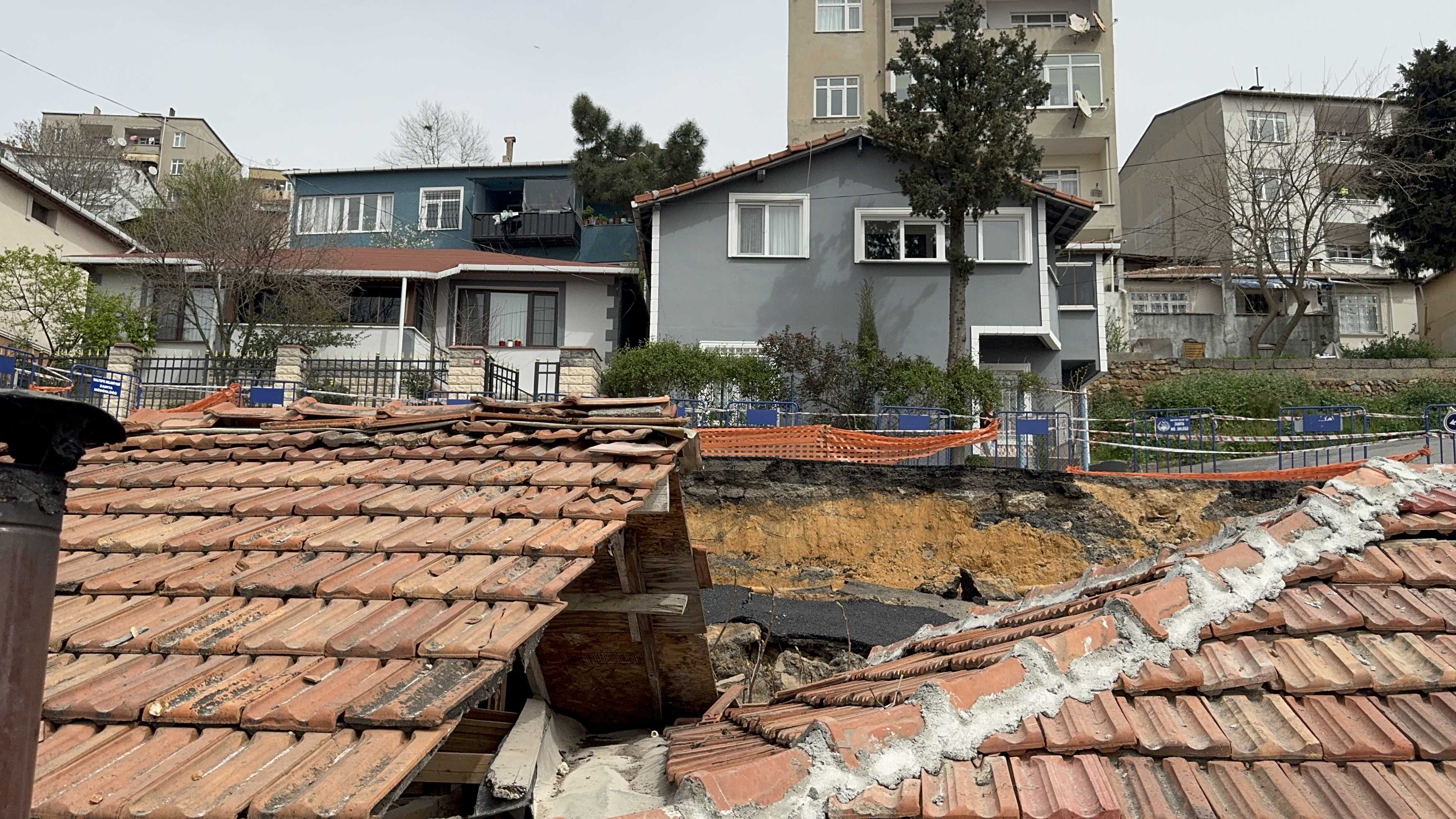 Maltepe'de Yeniden Yapılan Yol Çöktü: İki Gecekondu Zarar Gördü 2 AA 20240328 34117269 34117267 MALTEPEDE BIR SURE ONCE TADILATI YAPILAN YOL YENIDEN COKTU