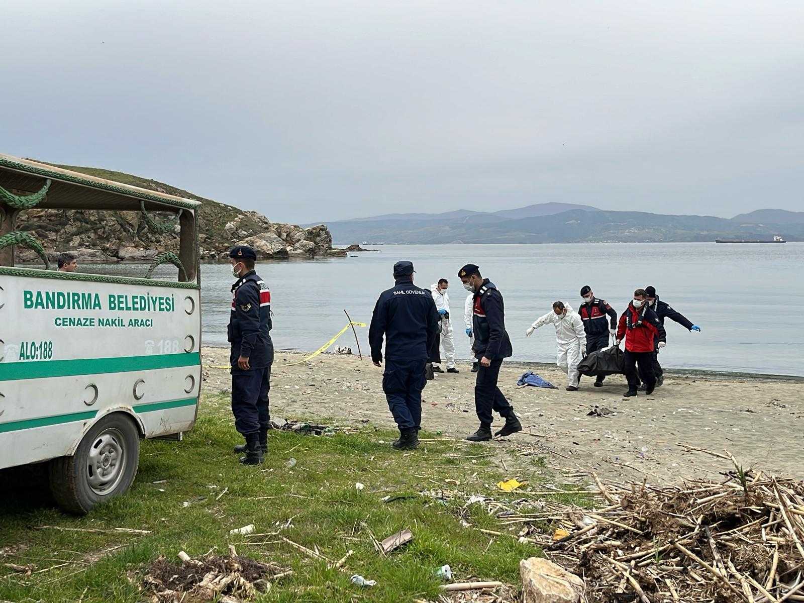 Bandırma'da Denizden Çıkan Ceset, Batan Gemiden mi? 1 AA 20240328 34117612 34117609 BANDIRMADA SAHILDE ERKEK CESEDI BULUNDU