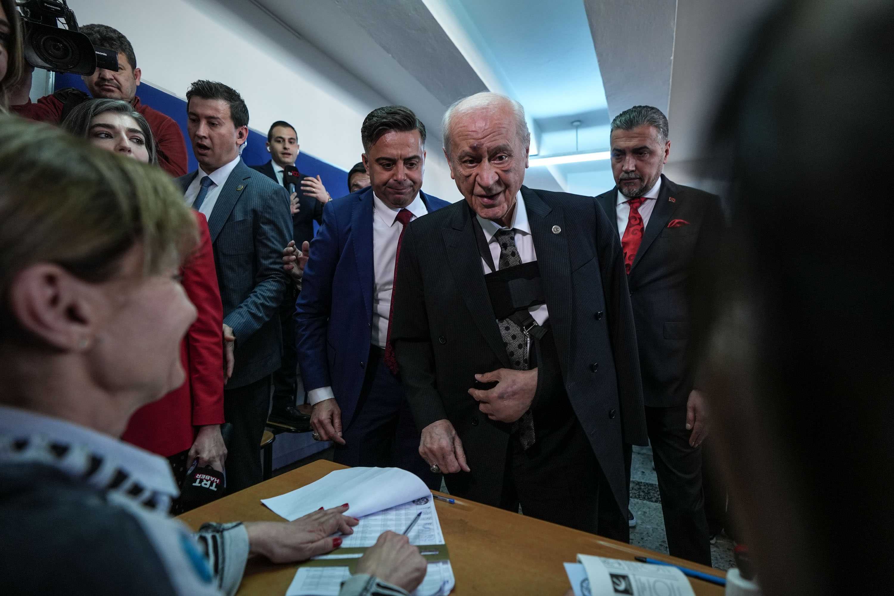 AA 20240331 34143757 34143752 MHP GENEL BASKANI DEVLET BAHCELI OYUNU ANKARADA KULLANDI