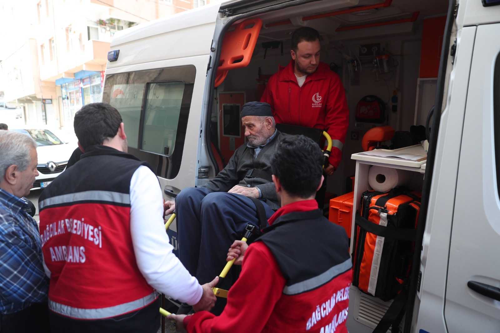 İstanbul'da Hasta ve Engelli Seçmenler Oy Kullanmak İçin Özel Araçlarla Taşınıyor 5 AA 20240331 34145606 34145598 ISTANBULDA HASTA VE ENGELLI SECMENLER OZEL ARACLARLA SANDIKLARA GOTURULUYOR