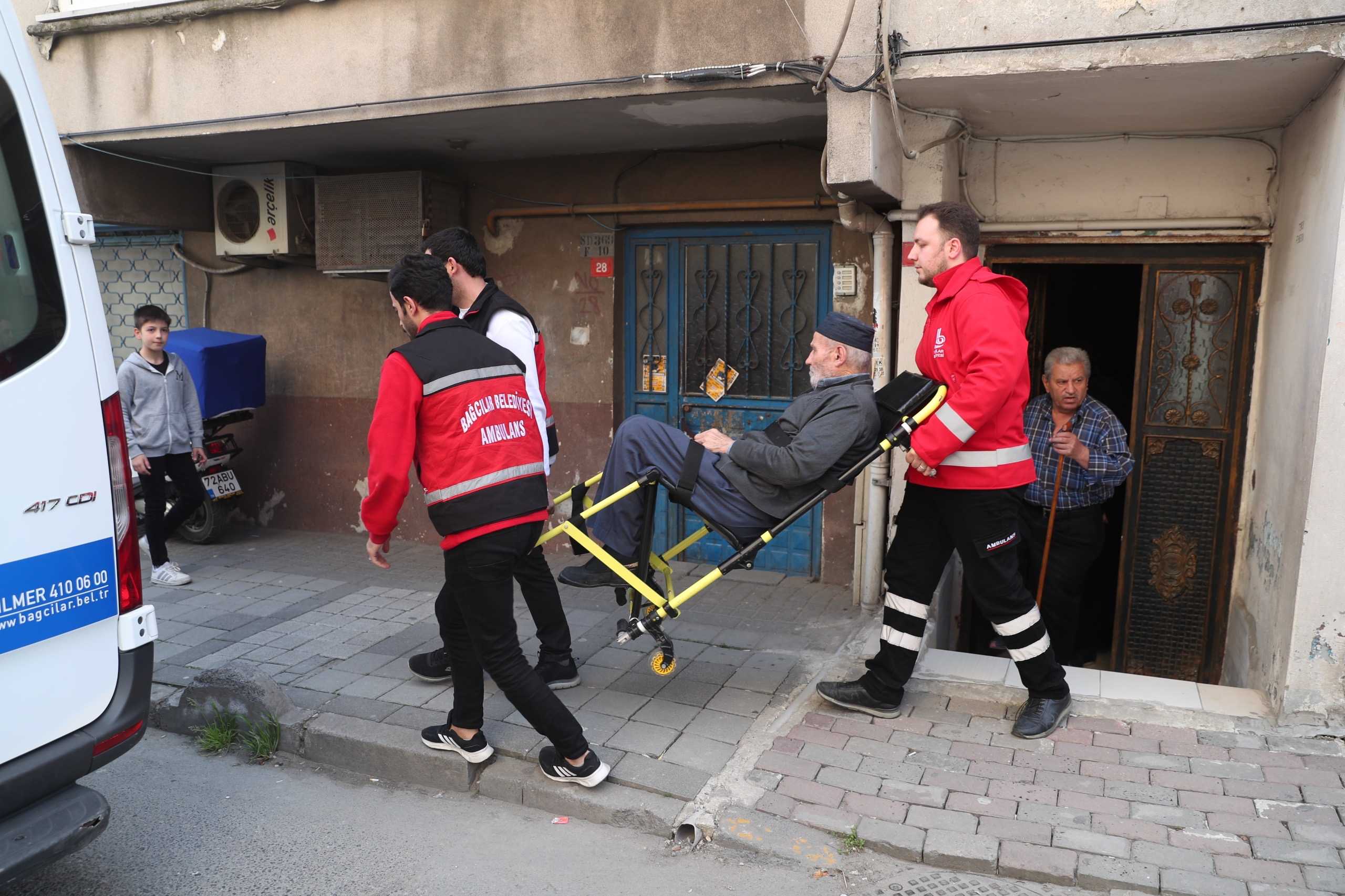 İstanbul'da Hasta ve Engelli Seçmenler Oy Kullanmak İçin Özel Araçlarla Taşınıyor 1 AA 20240331 34145606 34145599 ISTANBULDA HASTA VE ENGELLI SECMENLER OZEL ARACLARLA SANDIKLARA GOTURULUYOR