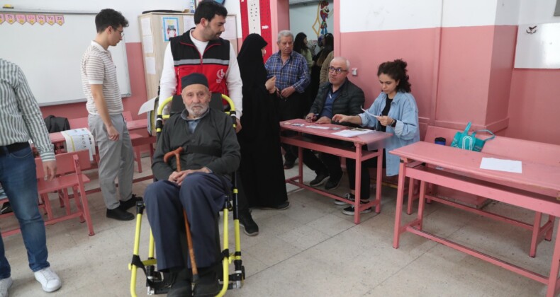 İstanbul’da Hasta ve Engelli Seçmenler Oy Kullanmak İçin Özel Araçlarla Taşınıyor