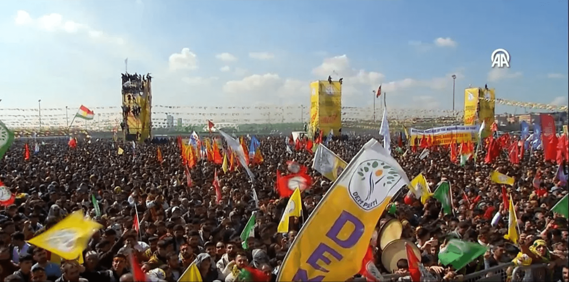 DEM Parti'nin Yenikapı'daki Etkinliğinde Skandal Görüntü! Öcalan Posterleri Ortaya Çıktı! 1 Ekran goruntusu 2024 03 17 184300