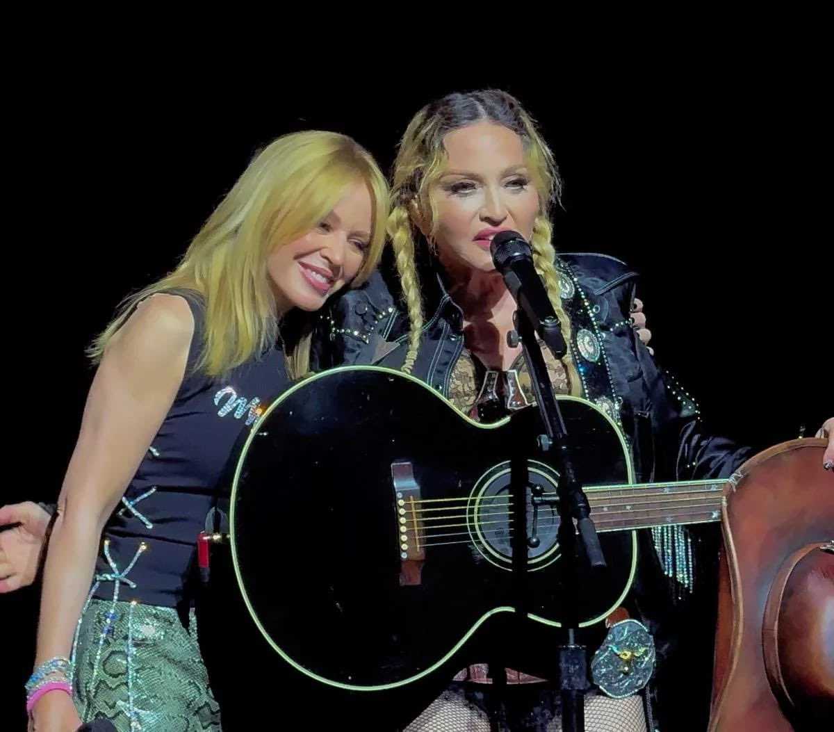 Madonna'nın Sahne Gafı Sosyal Medyayı Salladı! 4 GIKSgqvWEAAzirj