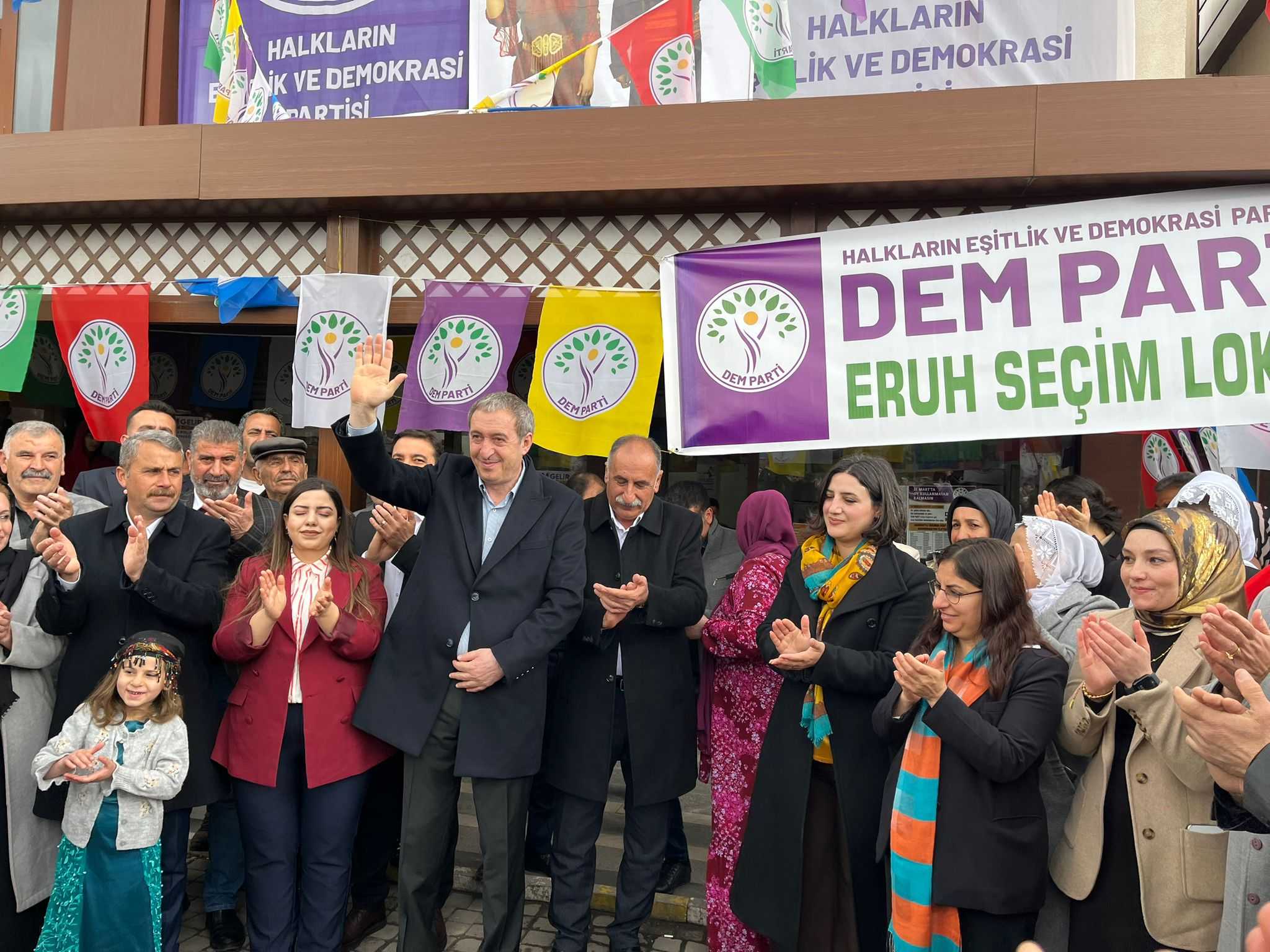DEM Parti Eş Genel Başkanı Bakırhan, Siirt'te Mitinge Katıldı 1 GIN9LtyWQAAFByG