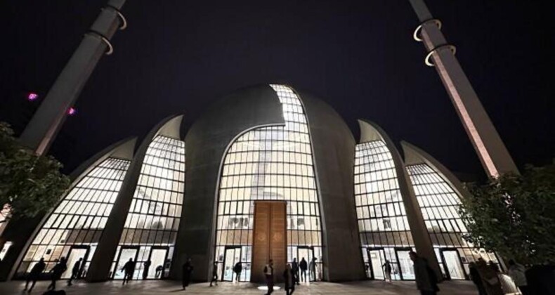 Almanya’nın Köln Kentinde İlk Teravih Namazı Kılındı