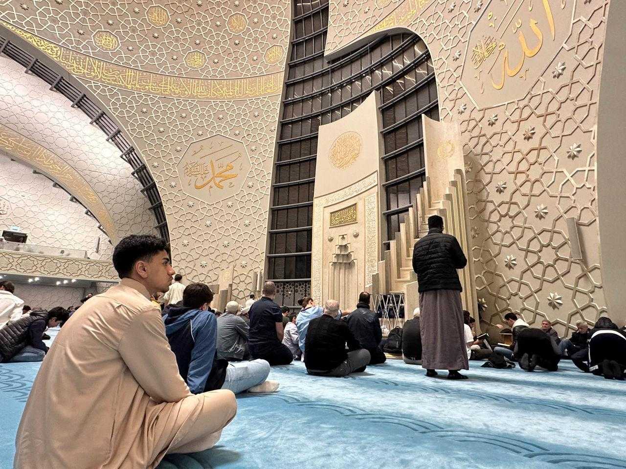 almanyanin koln kentinde ilk teravih namazi kilindi 3 tRYbqpLb