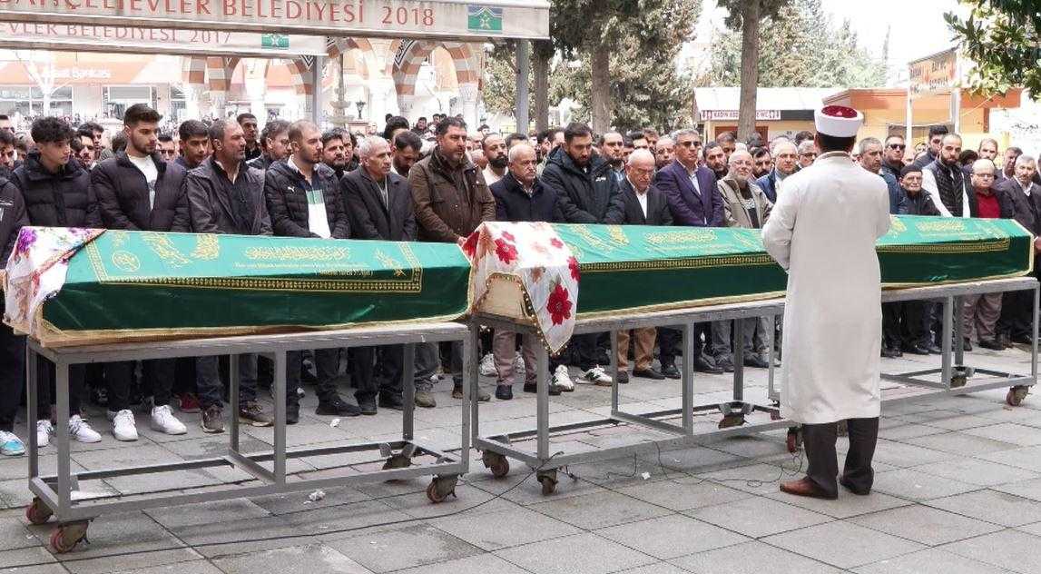 Anne ve Kız Kardeşini Öldüren Saldırganın Tabutuna Sırtlarını Döndüler! 2 anne ve kiz kardesini olduren saldirganin tabutuna sirtlarini donduler 1 T1y2rCnf