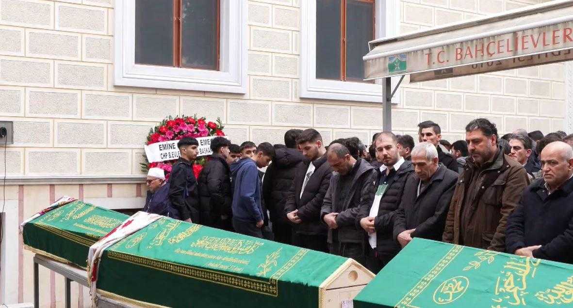 Anne ve Kız Kardeşini Öldüren Saldırganın Tabutuna Sırtlarını Döndüler! 5 anne ve kiz kardesini olduren saldirganin tabutuna sirtlarini donduler 4 Cc2fGjHP