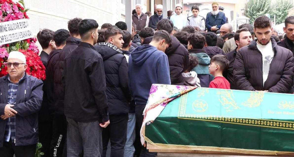 Anne ve Kız Kardeşini Öldüren Saldırganın Tabutuna Sırtlarını Döndüler! 6 anne ve kiz kardesini olduren saldirganin tabutuna sirtlarini donduler 5 mb1NAAQ1
