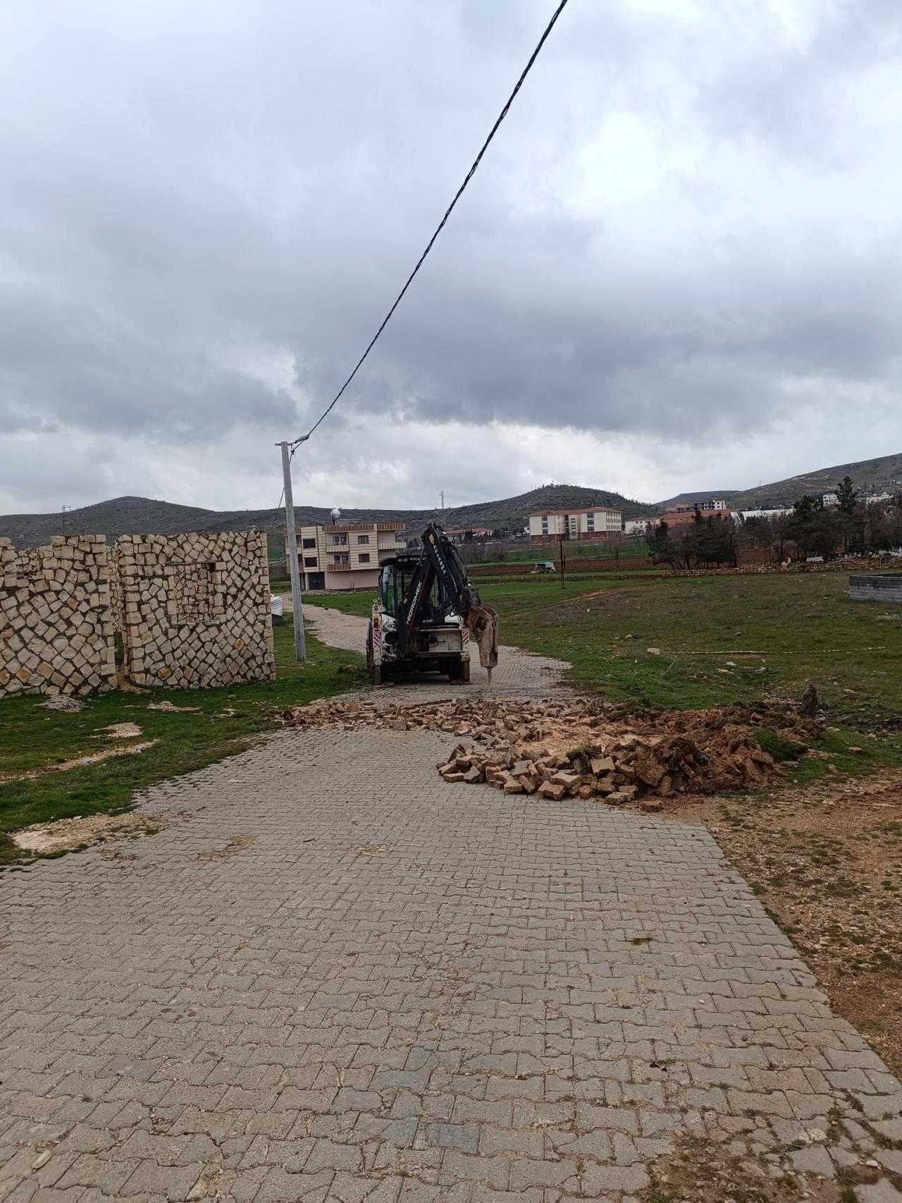 arsasindan gecen yolu kepceyle kazdirip taslarla kapatti 1 5FYzBI6F