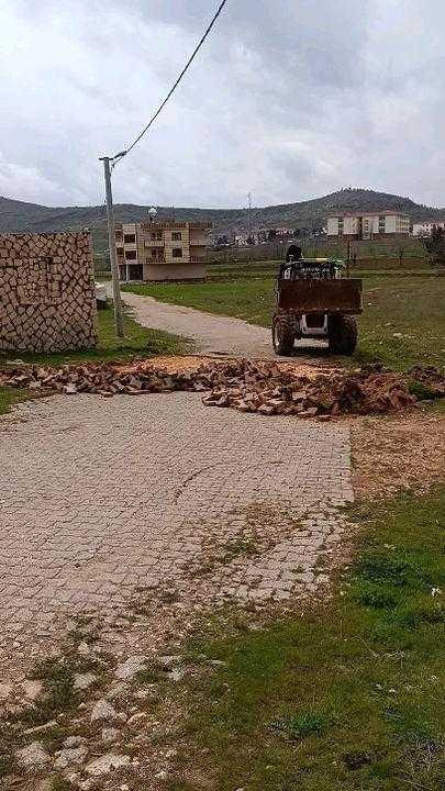 arsasindan gecen yolu kepceyle kazdirip taslarla kapatti 2 mcrqcyQs