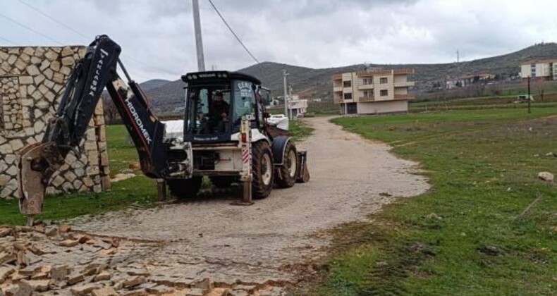 Mardin’de Arsasından Geçen Yolu Kepçeyle Kazdırıp, Taşlarla Kapattı!