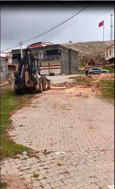 arsasindan gecen yolu kepceyle kazdirip taslarla kapatti 3 FANjJROL