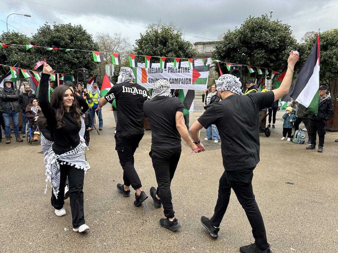 Avrupa'da Gazze'ye Destek Gösterileri Büyüyerek Devam Ediyor 11 avrupada gazzeye destek gosterileri buyuyerek devam ediyor 11 ydfljlhn