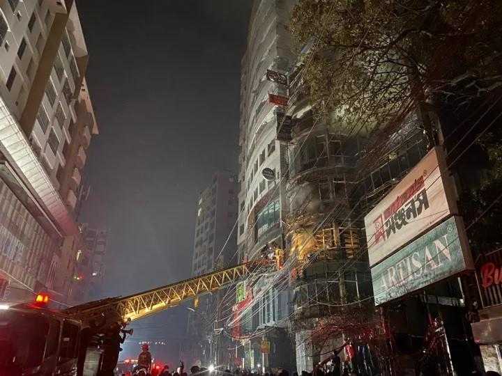 Bangladeş’te 7 Katlı Restoranda Yangın: 43 Ölü, 22 Yaralı 1 bangladeste 7 katli restoranda yangin 43 olu 22 yarali 1 EuFHqGOZ