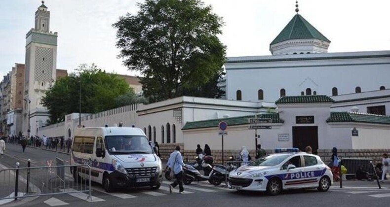 Fransa’da Bir Cami Irkçı Saldırının Hedefi Oldu