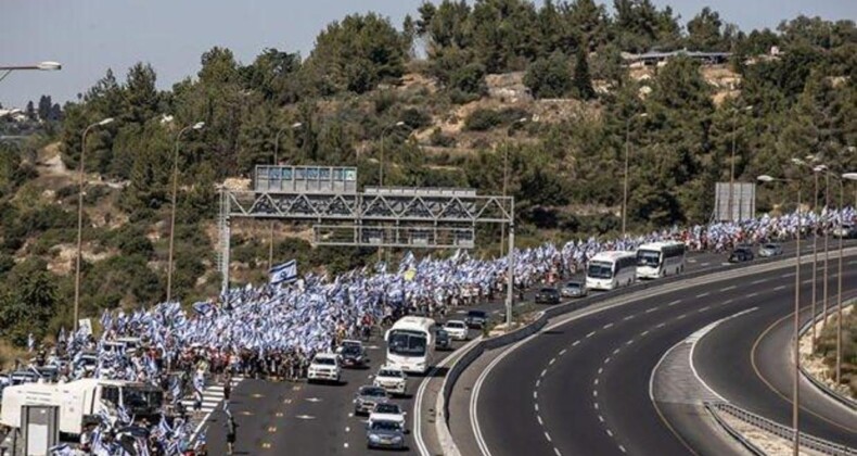 Gazze’deki İsrailli Esirlerin Yakınları Tel Aviv-Kudüs Otoyolunu Kapattı