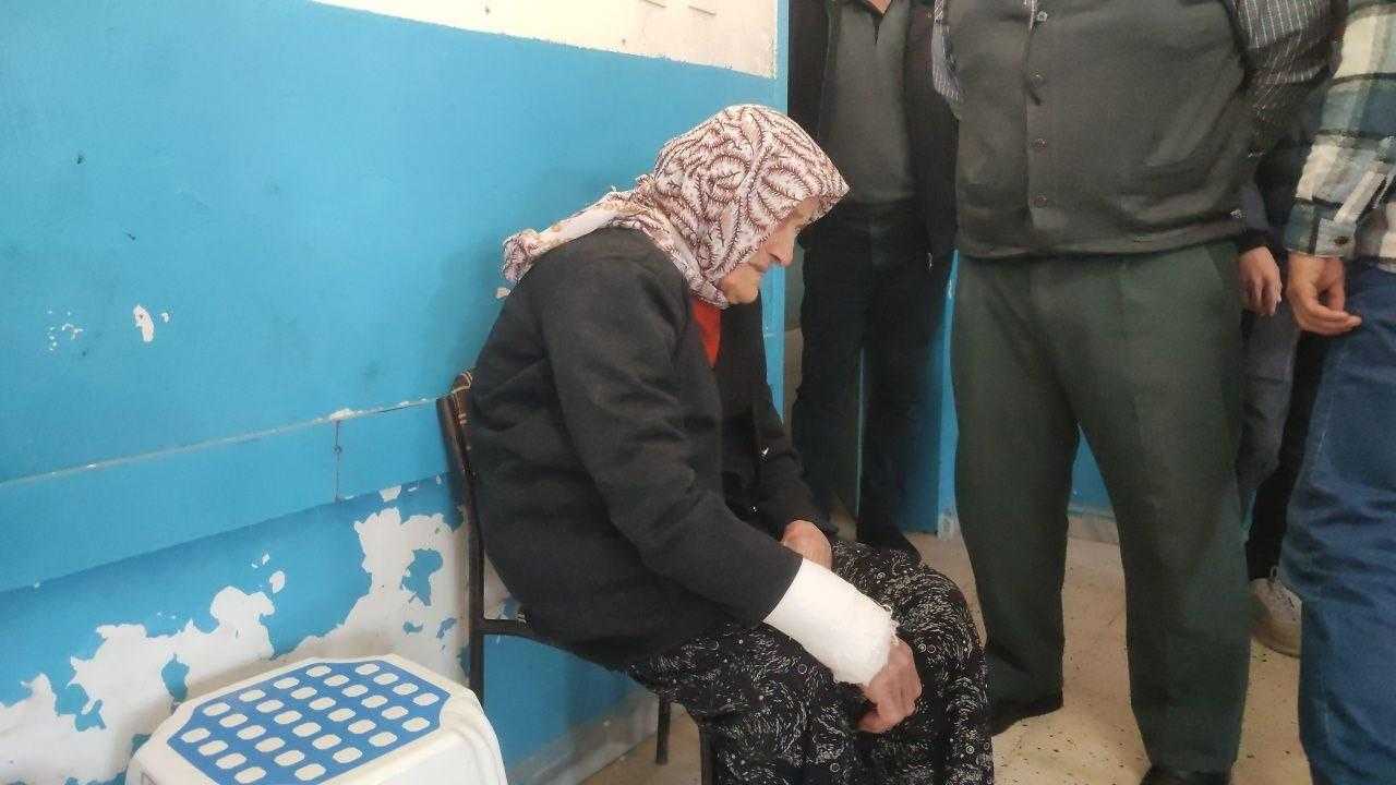 hayirli evlat 100 yasindaki annesini oy kullanmaya sirtinda getirdi 1 QvpOb5jY