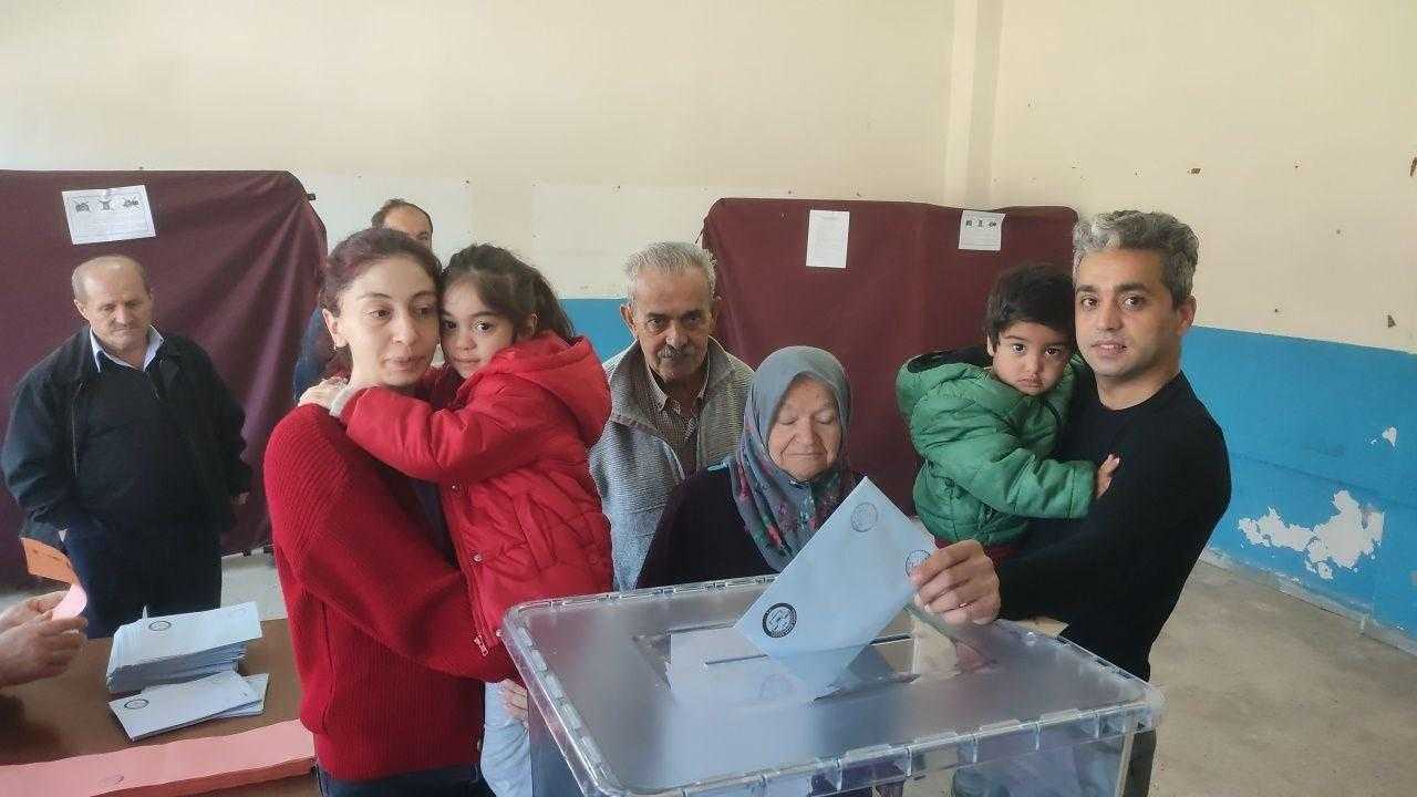 hayirli evlat 100 yasindaki annesini oy kullanmaya sirtinda getirdi 2 IQdGALzn