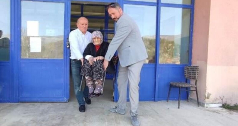 Hayırlı Evlat! 100 Yaşındaki Annesini Oy Kullanmaya Sırtında Getirdi