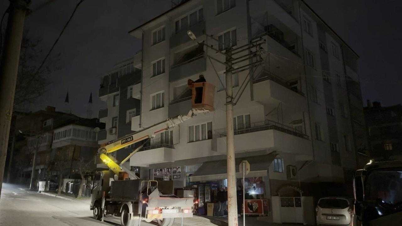 Kocaeli'de Elektrik Kabloları Bomba Gibi Patladı: Sokaklar Karanlığa Gömüldü 3 kocaelide elektrik kablolari bomba gibi patladi sokaklar karanliga gomuldu 3 SAbzwT6k