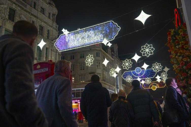 Londra'nın Ünlü Caddesi Ramazan Işıklarıyla Aydınlatıldı 2 londranin unlu caddesi ramazan isiklariyla aydinlatildi 2 YzZCWT3E