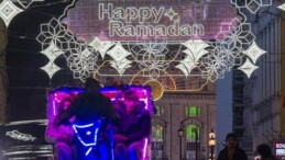 Londra’nın Ünlü Caddesi Ramazan Işıklarıyla Aydınlatıldı
