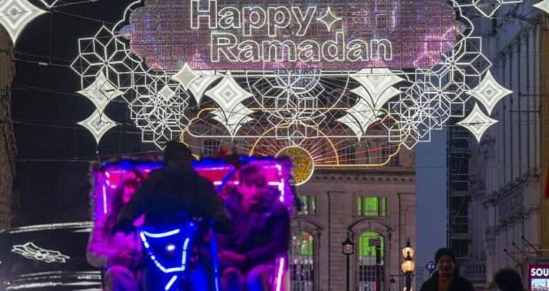 Londra’nın Ünlü Caddesi Ramazan Işıklarıyla Aydınlatıldı