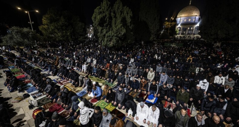 İşgal Altındaki Kudüs’teki Mescid-i Aksa’da 100 Bin Kişi Teravih Namazı Kıldı